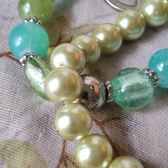 Pair Stretch Bracelets Light Green Faux Pearls Lucite Moonglow Blue Flaw - Picture 2 of 7